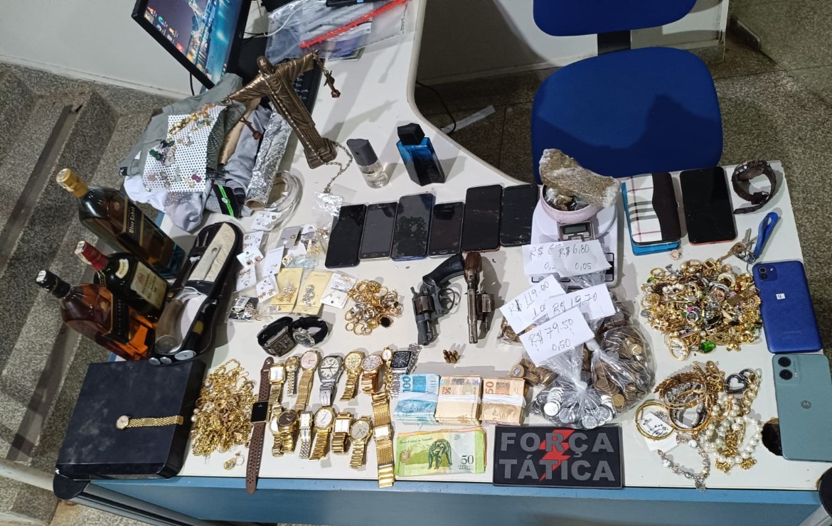 Roubo com sequestro termina com pris&otilde;es, resgate de v&iacute;timas e dois mortos em confronto