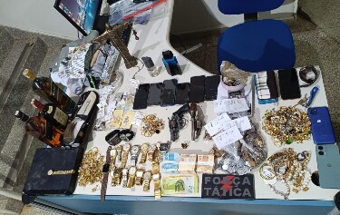 Roubo com sequestro termina com pris&otilde;es, resgate de v&iacute;timas e dois mortos em confronto