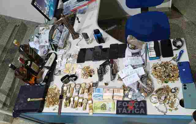 Roubo com sequestro termina com pris&otilde;es, resgate de v&iacute;timas e dois mortos em confronto