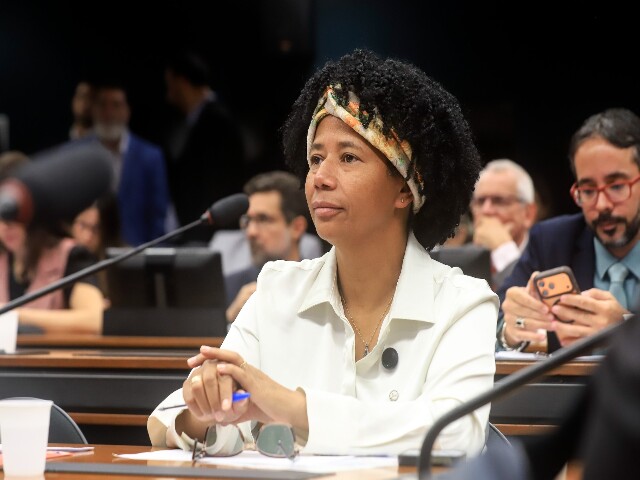 Silvia Cristina vota a favor da PEC contemplando assistência social com mais recursos