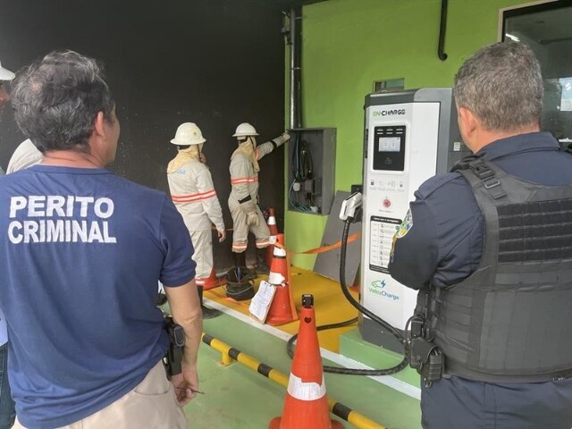Ponto de recarga de veículos elétricos é flagrado com "gato" em Porto Velho