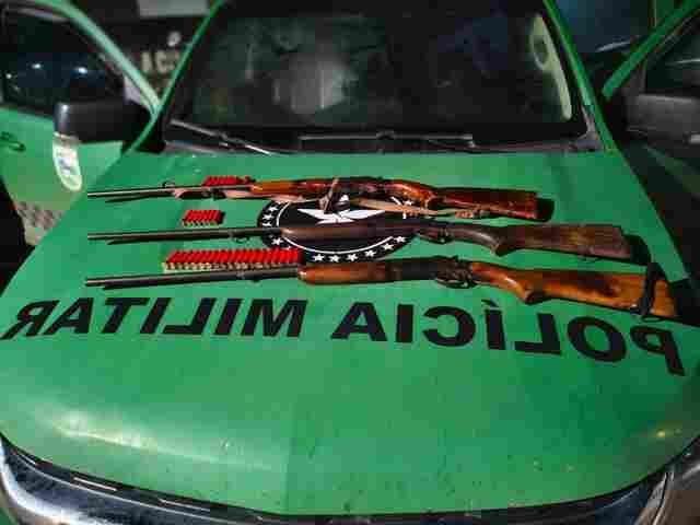 Tr&ecirc;s homens s&atilde;o presos com espingardas e muni&ccedil;&otilde;es na zona rural de Seringueiras