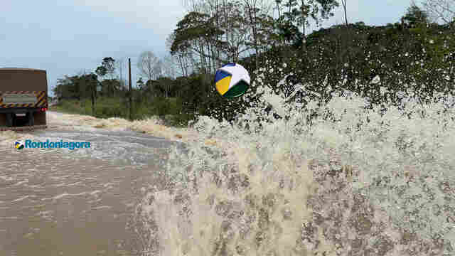 V&iacute;deo: &Aacute;gua invade a BR-364 em trecho entre Jaru e Ariquemes
