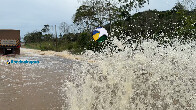 V&iacute;deo: &Aacute;gua invade a BR-364 em trecho entre Jaru e Ariquemes