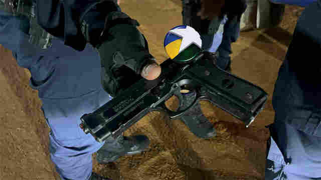 Queria assustar namorado da ex: ap&oacute;s fuga e colis&atilde;o, homem &eacute; preso com arma falsa na zona leste