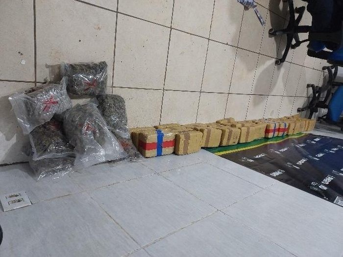 Foragido tenta fugir com drogas, reage armado e acaba baleado pela pol&iacute;cia