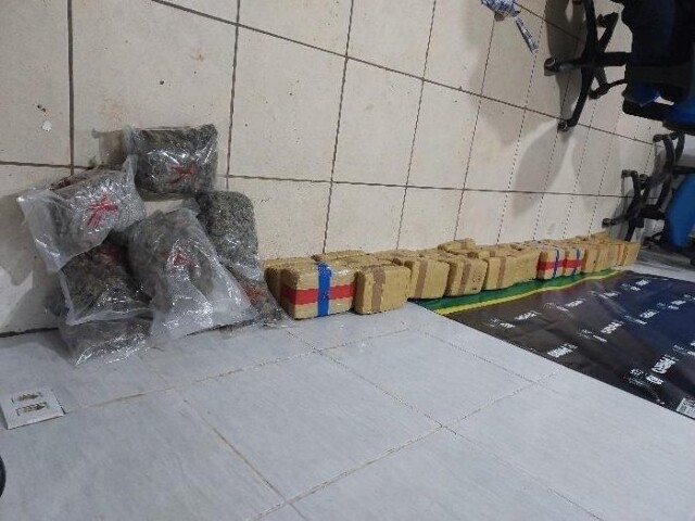 Foragido tenta fugir com drogas, reage armado e acaba baleado pela polícia