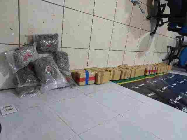 Foragido tenta fugir com drogas, reage armado e acaba baleado pela pol&iacute;cia