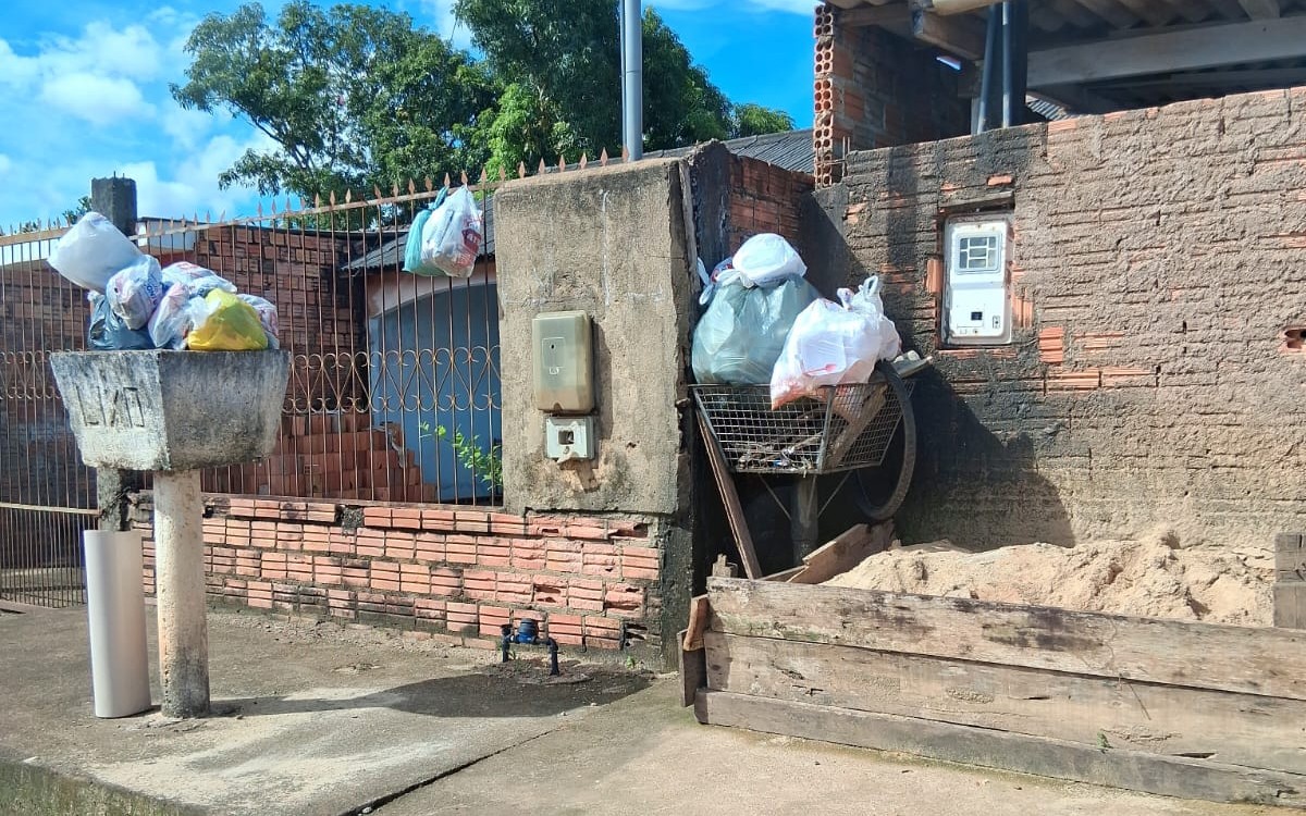 Transi&ccedil;&atilde;o na coleta de lixo em Porto Velho tem suspeita de sabotagem ap&oacute;s grande ac&uacute;mulo de res&iacute;duos antes da troca de empresa