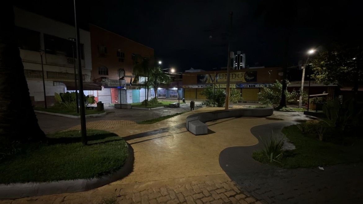 Ladr&otilde;es atacam novamente e levam fia&ccedil;&atilde;o da pra&ccedil;a Jonathas Pedrosa; mais de 15 postes ficam sem ilumina&ccedil;&atilde;o
