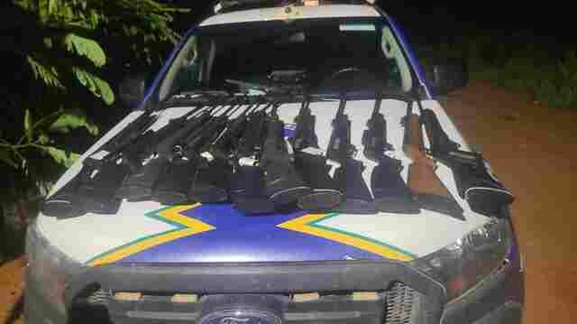 Criminosos invadem loja, mas PM consegue recuperar 12 armas roubadas