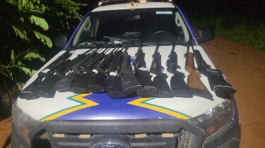 Criminosos invadem loja, mas PM consegue recuperar 12 armas roubadas
