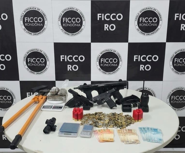 Submetralhadora, pistolas e muni&ccedil;&otilde;es s&atilde;o apreendidas em opera&ccedil;&atilde;o contra fac&ccedil;&atilde;o na capital