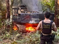 M&aacute;quinas e ve&iacute;culos de garimpo ilegal s&atilde;o destru&iacute;dos durante opera&ccedil;&atilde;o federal