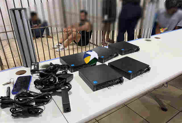 Servidores desconfiam de an&uacute;ncio no Facebook e jovem &eacute; preso tentando vender computadores roubados da Semusa 