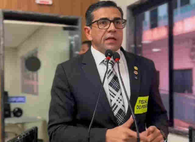 Breno Mendes pede desculpas por excessos, e expectadores pedem comiss&atilde;o de &eacute;tica durante sess&atilde;o