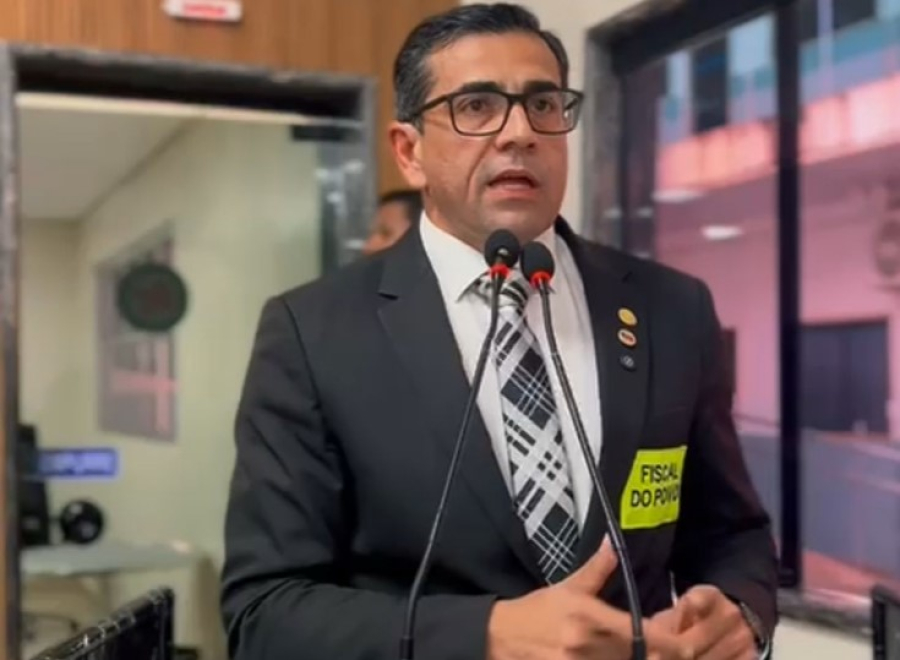 Breno Mendes pede desculpas por excessos, e expectadores pedem comiss&atilde;o de &eacute;tica durante sess&atilde;o