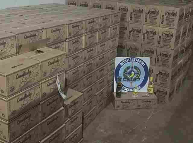 Sefin apreende bebidas sem nota fiscal escondidas em carga de cimento