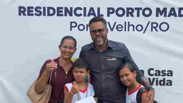 Vereador Dr. Santana participa da entrega de 592 moradias e destaca atua&ccedil;&atilde;o para destravar obras paralisadas h&aacute; mais de 15 anos