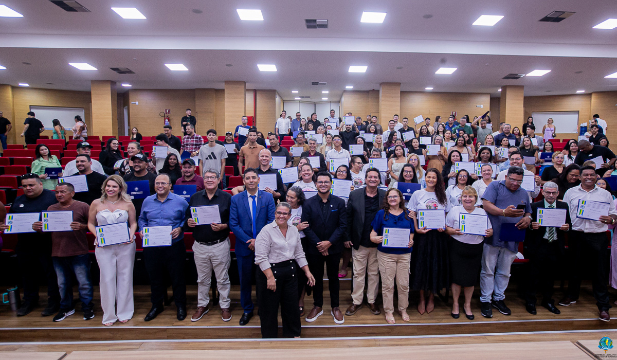 Deputado Marcelo Cruz homenageia colaboradores da Caravana Colo de M&atilde;e na Assembleia