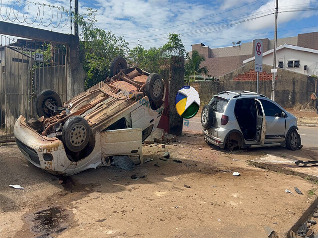 Vídeo registra colisão violenta seguida de capotamento no bairro Embratel