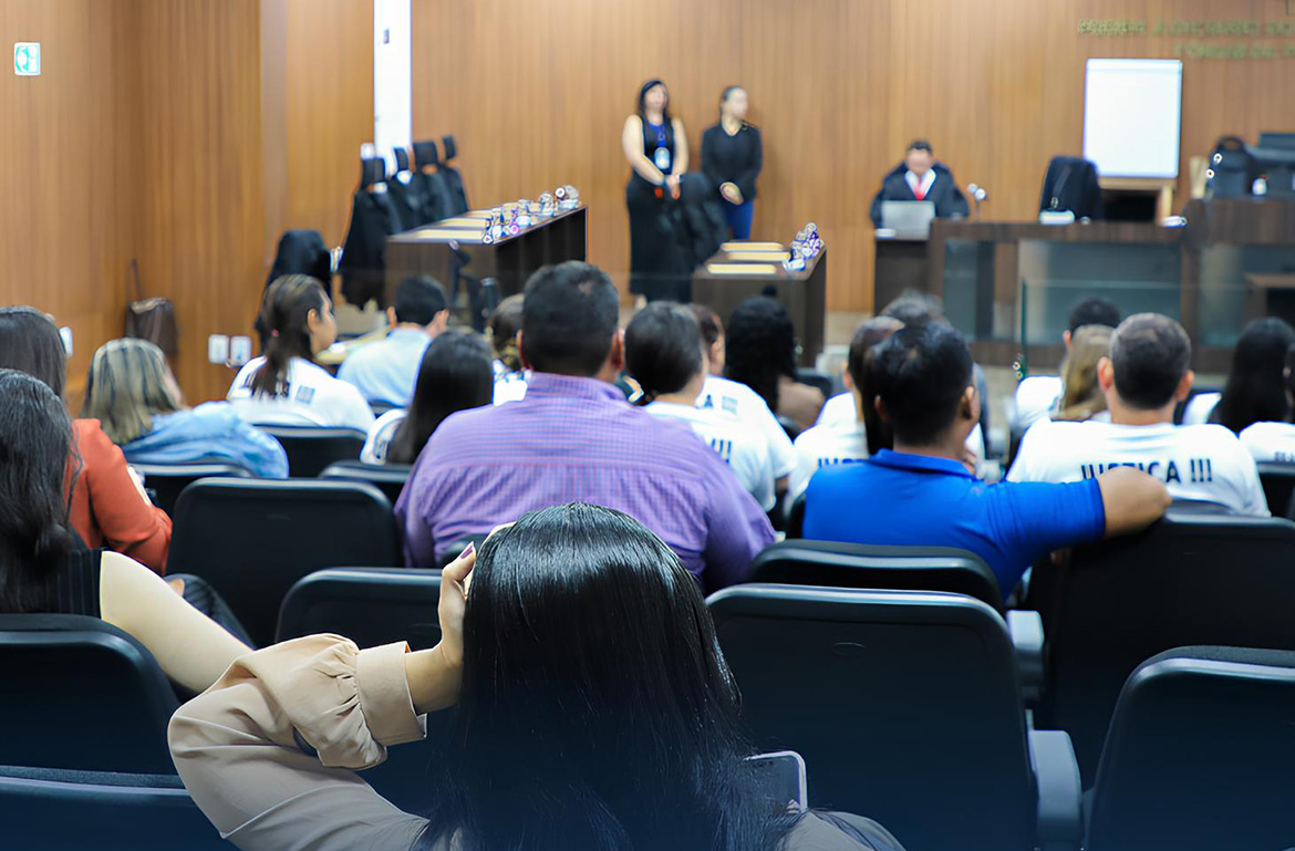 Defesa abandona j&uacute;ri e julgamento de acusados da morte de empres&aacute;rio &eacute; adiado na capital