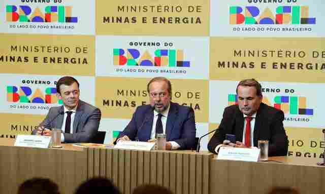 Governo cria subs&iacute;dio de at&eacute; R$ 0,89 para segurar pre&ccedil;o da gasolina
