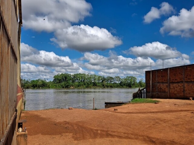Em Guajará-Mirim, distribuidor de peixe foge pelo rio para evitar prisão por furto de energia