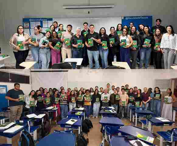 Bagattoli entrega 500 exemplares do Vade Mecum do Senado a estudantes de Direito em Vilhena