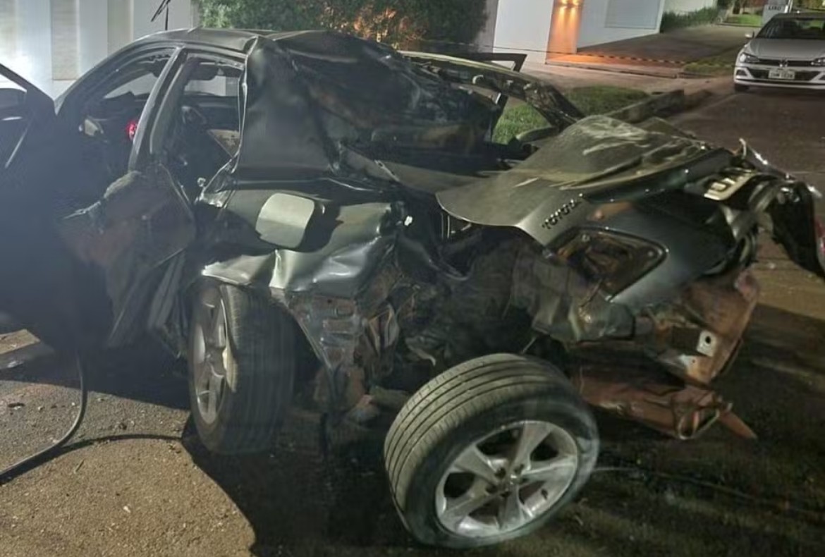 Acidente com Corolla mata dois ocupantes, destr&oacute;i carro e deixa tr&ecirc;s internados