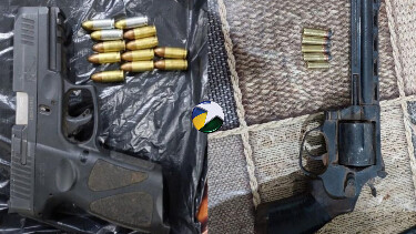 Opera&ccedil;&atilde;o contra grupo armado em &aacute;rea rural termina com mortos e armas apreendidas