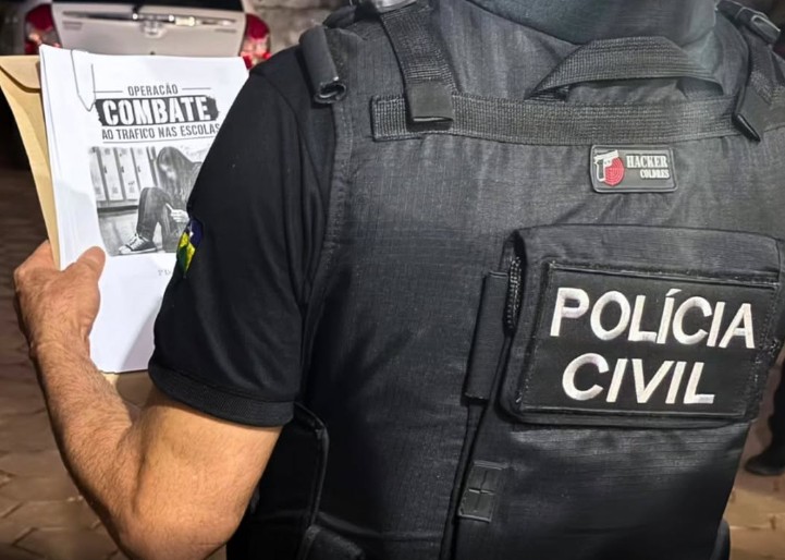 Pol&iacute;cia faz buscas contra venda de drogas e vapes perto de escolas em Jaru