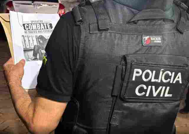 Pol&iacute;cia faz buscas contra venda de drogas e vapes perto de escolas em Jaru