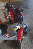 Motociclista &eacute; socorrido com sangramento intenso ap&oacute;s colidir moto em caminh&atilde;o estacionado
