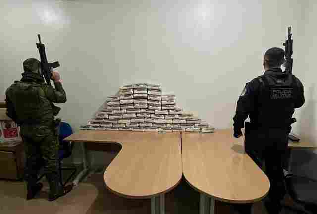 PM intercepta carro com droga e prende dois traficantes