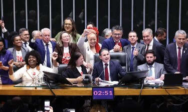 C&acirc;mara aprova, em dois turnos, PEC pelo fim da escala 6x1
