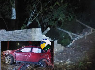 SUV avaliado em mais de R$ 300 mil e muro ficam destru&iacute;dos ap&oacute;s colis&atilde;o