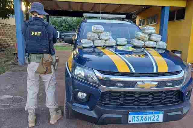 PRF apreende 15 kg de skunk com passageira de t&aacute;xi na BR-364 em Porto Velho