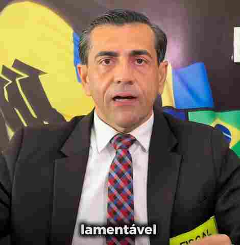 Vereador Breno Mendes diz que &eacute; perseguido por ativista e reagiu ao ver assessor sendo agredido