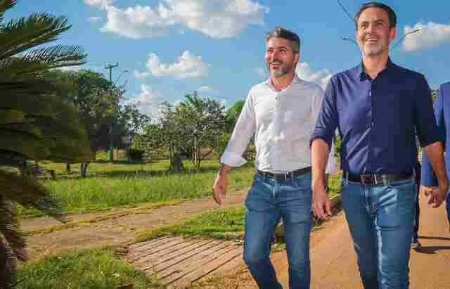 Ao lado de L&eacute;o Moraes, Marcos Rog&eacute;rio destaca educa&ccedil;&atilde;o como prioridade: "O povo merece investimentos que ajudem a construir um futuro melhor"