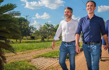 Ao lado de L&eacute;o Moraes, Marcos Rog&eacute;rio destaca educa&ccedil;&atilde;o como prioridade: "O povo merece investimentos que ajudem a construir um futuro melhor"