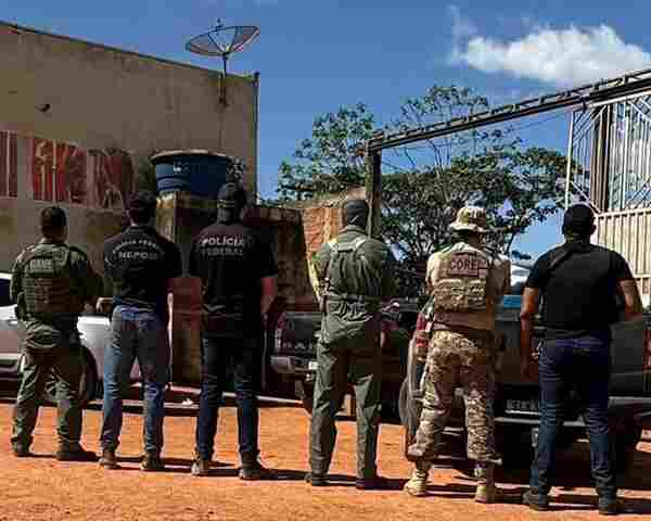 PF prende cinco e apreende 1.900 litros de combust&iacute;vel ilegal em Guajar&aacute;-Mirim