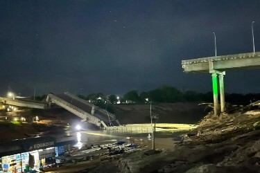 Ponte desaba no interior do Acre e deixa v&aacute;rios feridos