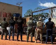 PF prende cinco e apreende 1.900 litros de combust&iacute;vel ilegal em Guajar&aacute;-Mirim