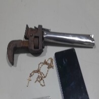 Entregador tem moto roubada por criminoso com simulacro, mas PM age r&aacute;pido