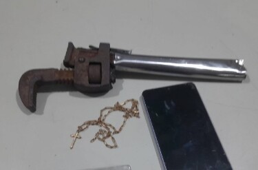 Entregador tem moto roubada por criminoso com simulacro, mas PM age r&aacute;pido