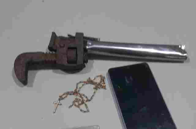 Entregador tem moto roubada por criminoso com simulacro, mas PM age r&aacute;pido