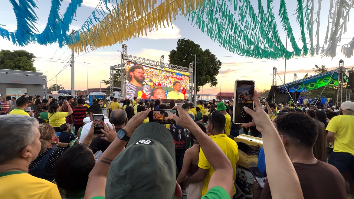 Centenas de pessoas acompanham estreia do Brasil na "Rua do Hexa" em Porto Velho