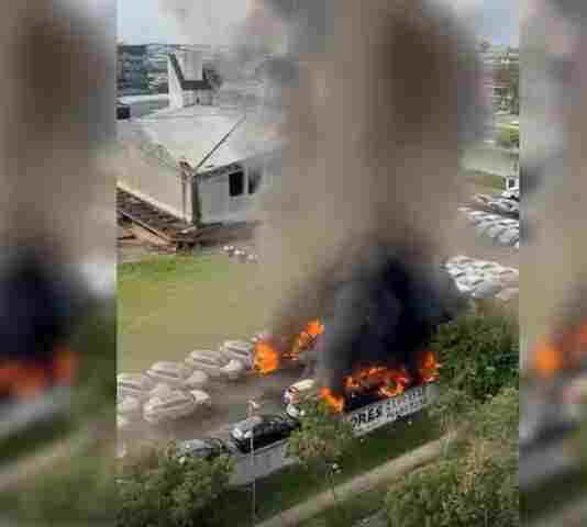 Choque de helic&oacute;pteros causa 5 mortes e inc&ecirc;ndio com carros el&eacute;tricos no Rio de Janeiro