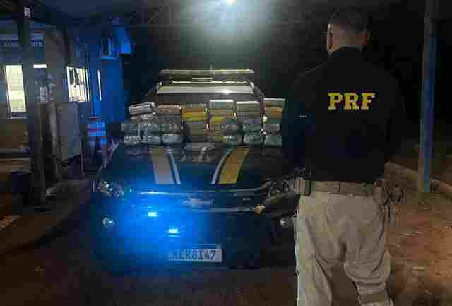 PRF apreende mais de 61 quilos de drogas em t&aacute;xi e prende dois passageiros